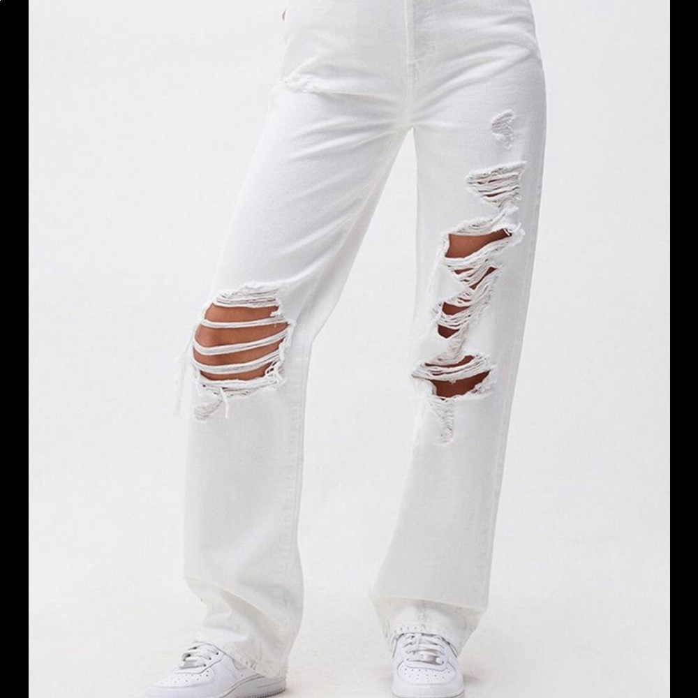 90’s ripped boyfriend jeans